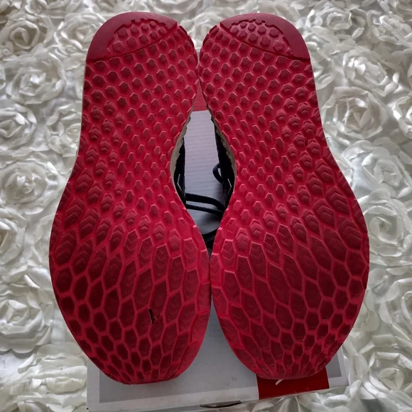 New balance tennis shoes - Picture 5 of 7